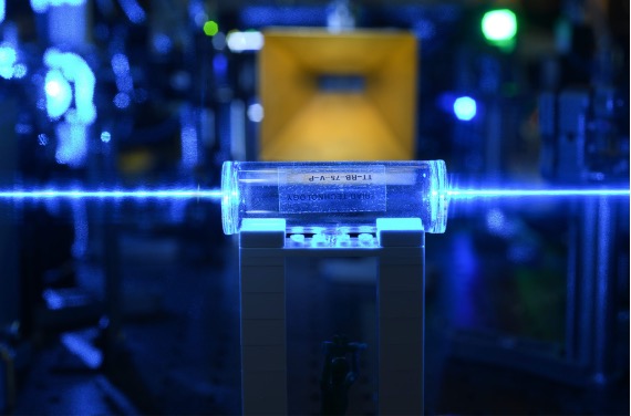 Laser beams excite rubidium atoms in an atomic vapor cell to a Rydberg state to measure microwave signals. These tiny cells could one day replace traditional radar antennas. Credit: US Army